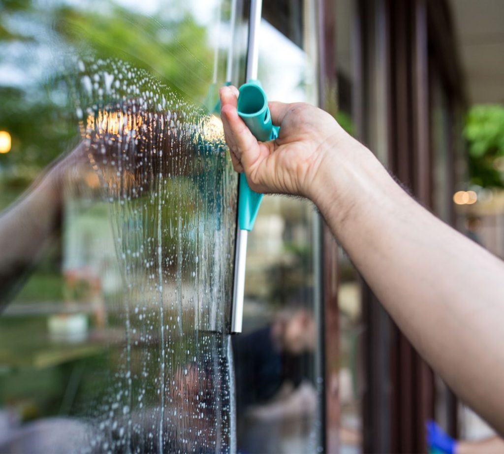Bester Fensterputzer in Hamburg zum besten Preis von Immoservice Helden